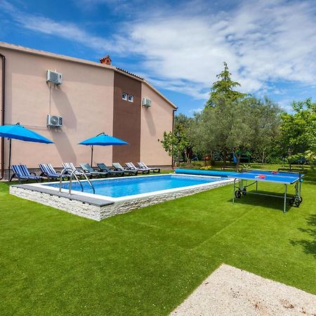 Awesome Home In Fazana With Kitchen Exterior photo