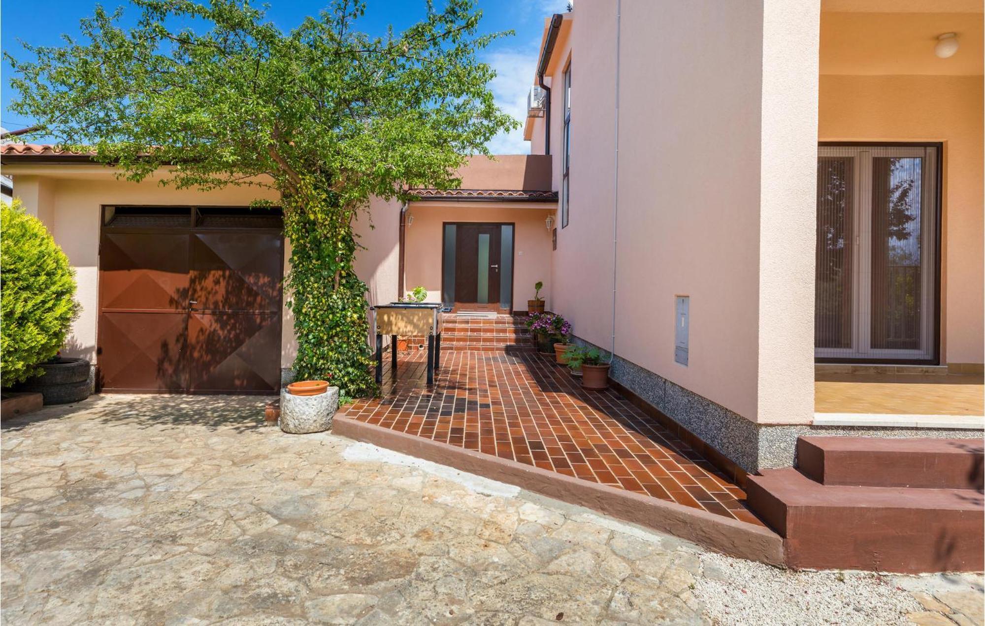 Awesome Home In Fazana With Kitchen Exterior photo