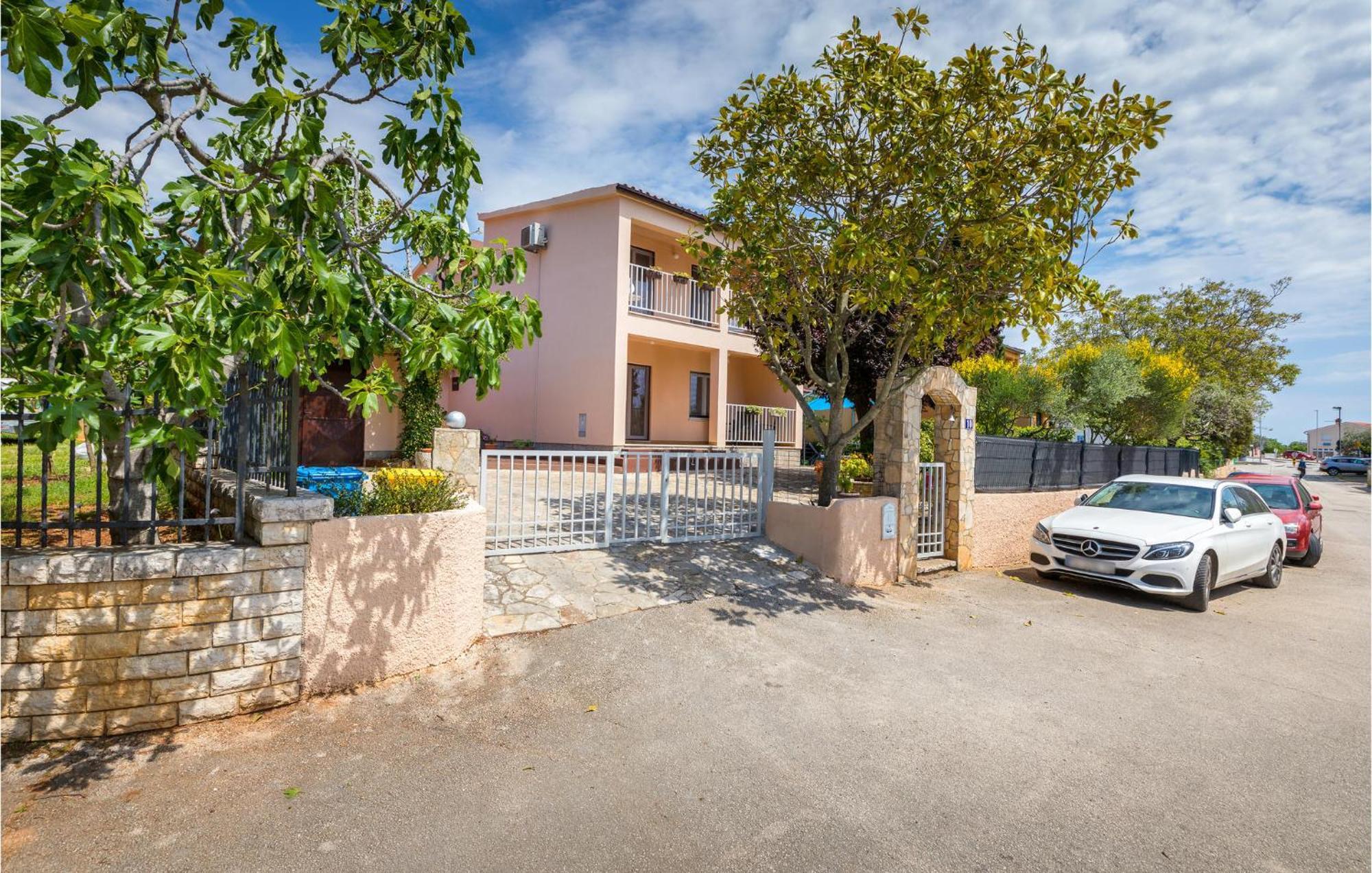 Awesome Home In Fazana With Kitchen Exterior photo