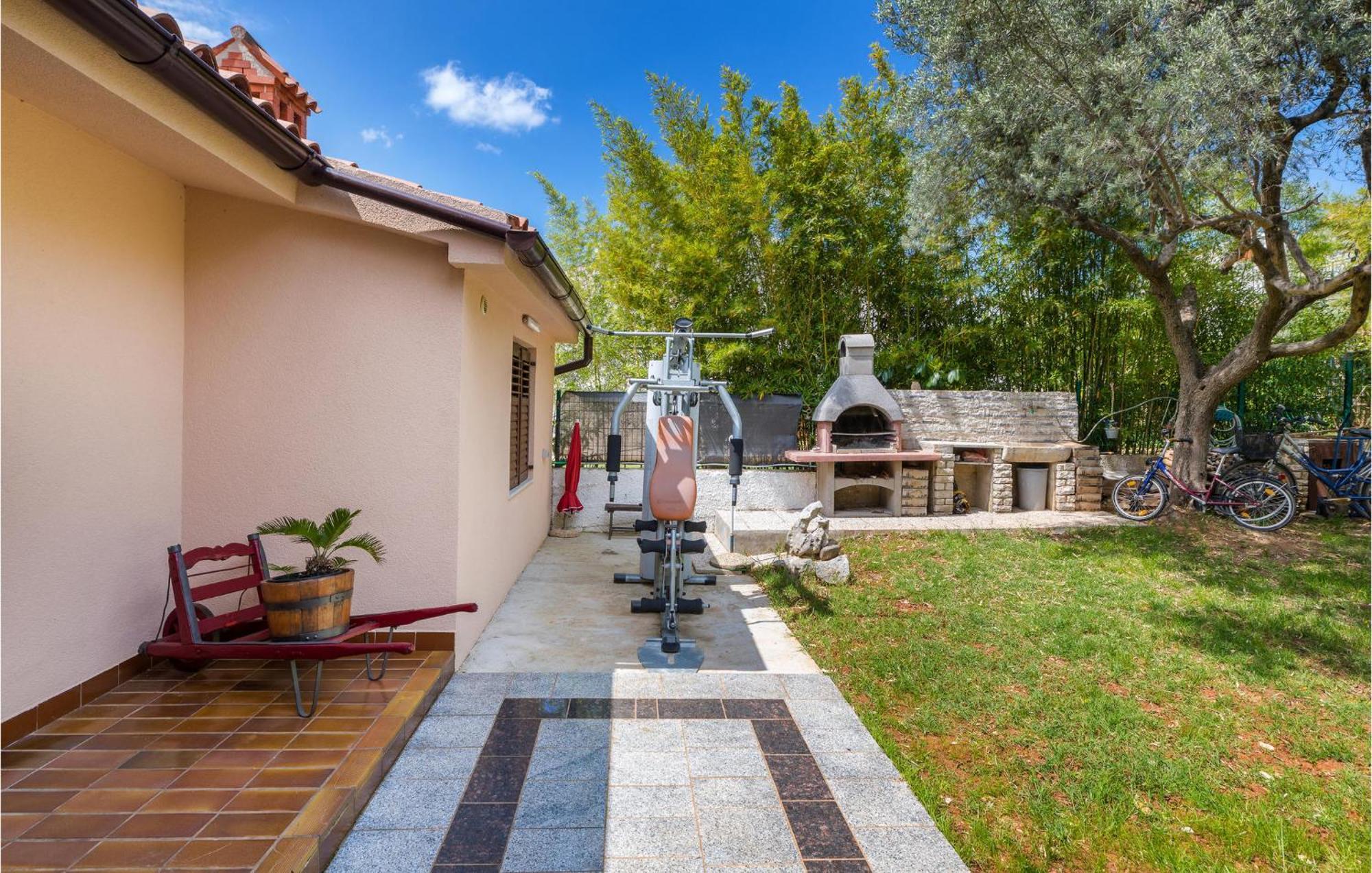 Awesome Home In Fazana With Kitchen Exterior photo