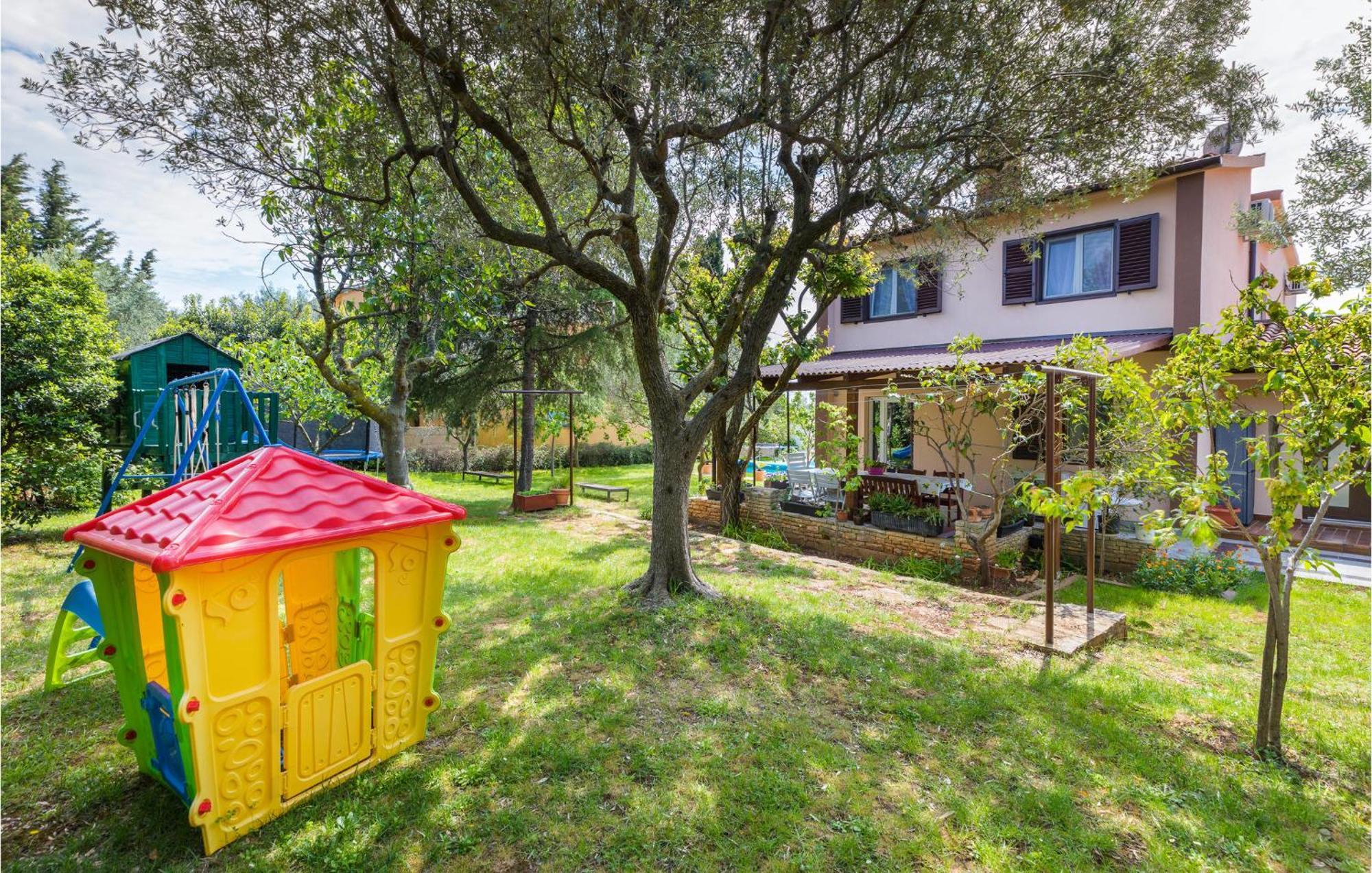 Awesome Home In Fazana With Kitchen Exterior photo